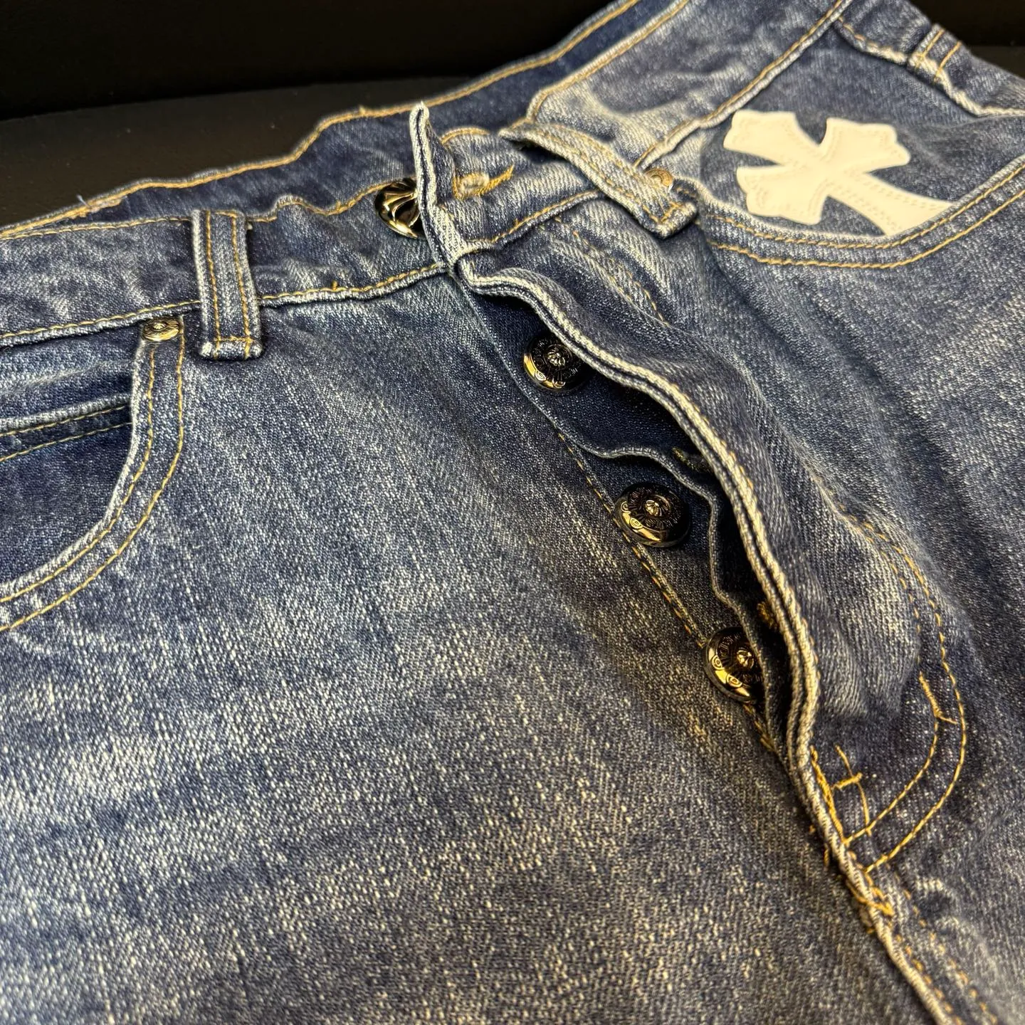 P260 Style number: D346 ChromeHearts Chrome washed blue and black and white leather straight pants, ceiling-level jeans, a pair is hard to find at the counter‼ ️About Zangyin✅This is an extremely luxurious fashion brand that can also be called the aristocracy of the high street. It has always been an exclusive brand for some hipsters or rich second generations. The color of this model is already very eye-catching by using a unique washed material. It is decorated with pink patch cross flowers, which cleverly highlights the charm of the brand. Secondly, this model adopts a classic high-waist cut design, which highlights the long legs and fashionable temperament of the upper body. The brand is highly recognizable and the slim-fitting configuration is more suitable for daily wear. The personality will be fashionable and the specifications can be seen at a glance. Materials and technology ✅ Needless to say, this point goes without saying. As an excellent craftsman brand, Zangyin's requirements for details and craftsmanship are really perfect. The washed color of this model has gone through a lot of processes, not to mention the embellishment of the denim appliqués. It is also purely handmade and sewn. Just like what they believe in, only handmade things have soul and have the meaning of wearing. A top-notch heavy-duty fashionable denim item, recommended by both hands‼ ️ Size: 28, 30, 32, 34, 36 (S-XXL) Color: blue Size reference: Pants length 100 102 104 106 106 Waist 72 76 80 84 88 Recommended weight S (about 130 pounds) M (about 120 pounds) L (about 140 pounds) XL (about 165) XXL (about 185)
